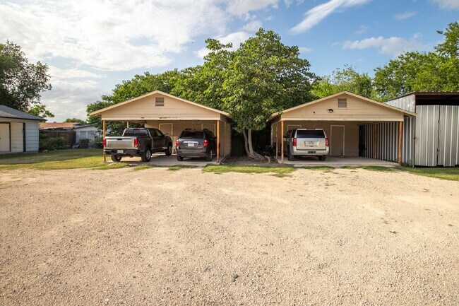 Building Photo - Cozy 1 Bed, 1 Bath Duplex A Block From Woodlawn Lake