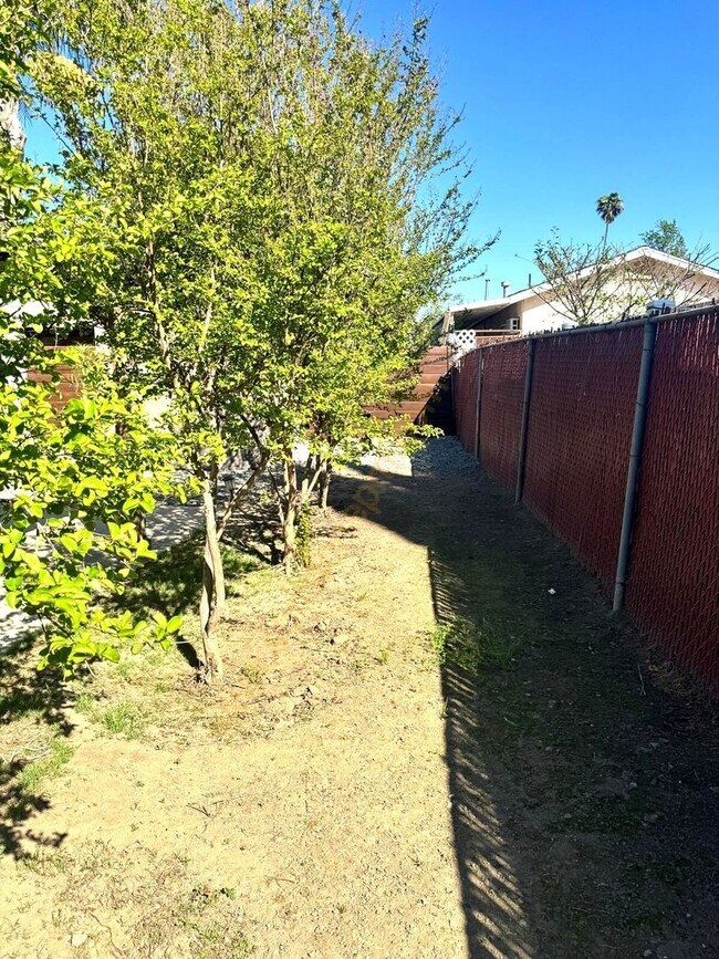 Building Photo - Beautifual Home