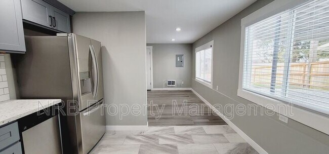 Building Photo - 3216 E Roosevelt Ave