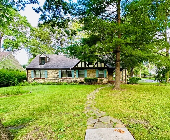 Building Photo - {8100} Picture Perfect Leawood Cottage + C...