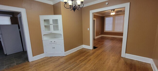 Building Photo - 1622 Christine Drive . Central air and hea...