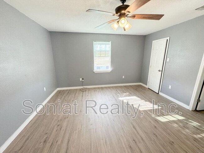 Building Photo - 7760A N Coronet Court