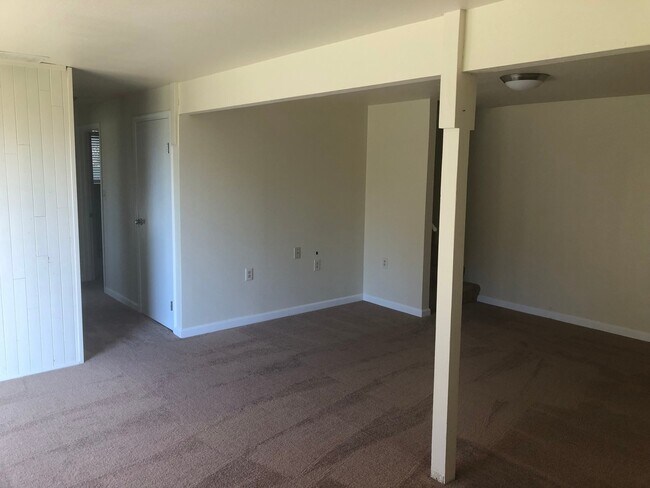 Building Photo - Charming 2 Bedroom, 2 Bonus Room Home with Beautiful Water view from Porch! Pets Negotiable!