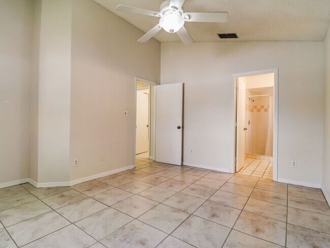 Building Photo - Beautiful 3-bedroom 2-bathroom house in th...