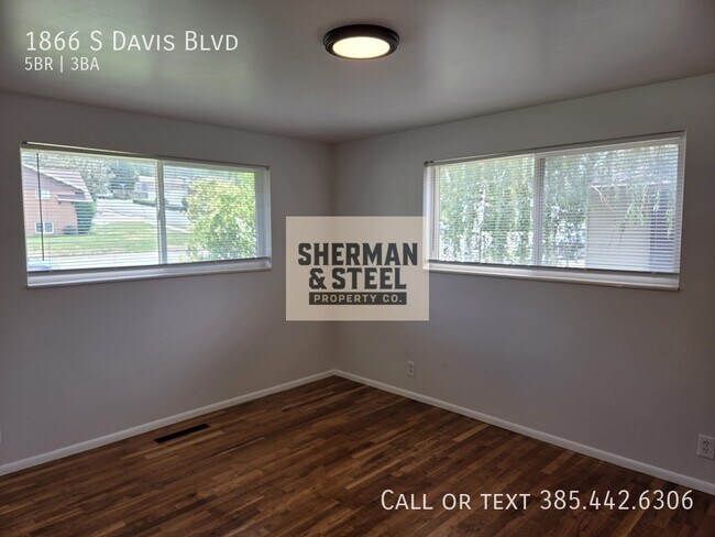 Building Photo - 1866 S Davis Blvd