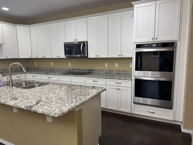 Building Photo - Main level living! 3 bed, 3 bath, 2 car ne...