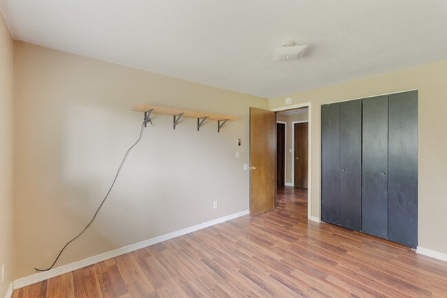 Building Photo - THREE BEDROOM IN MINT VALLEY