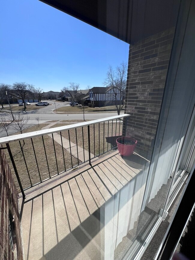 Building Photo - 14949 Lake View Dr