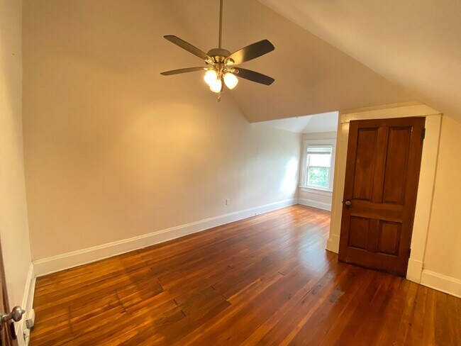 Building Photo - Hunter Ave 1045-1047 GW2