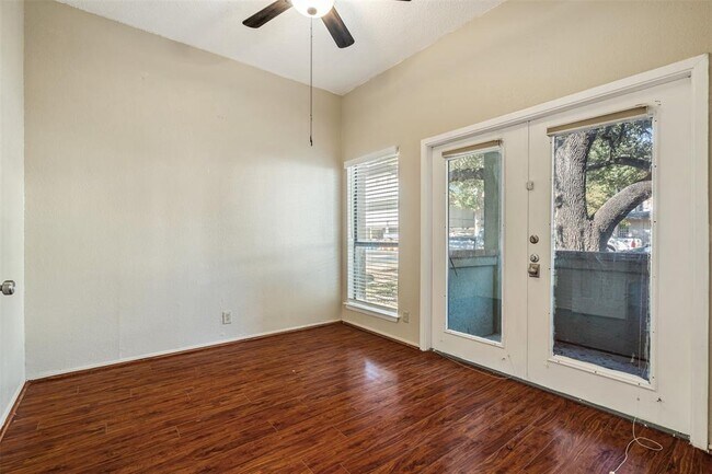 Building Photo - 807 W 25th St