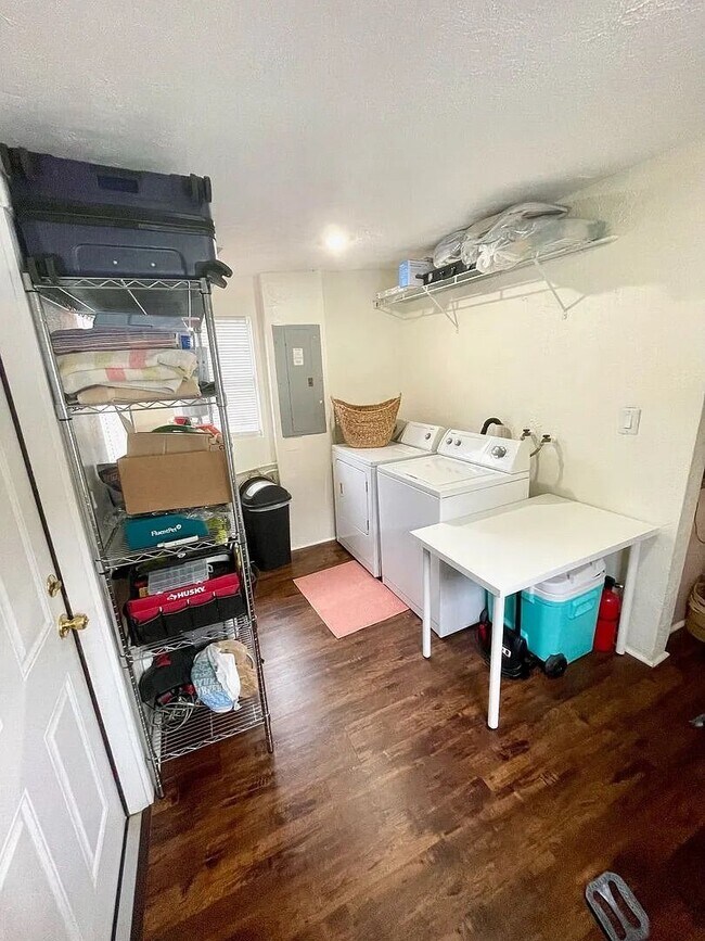 Building Photo - Charming bungalow 3/1 pet friendly blocks from Downtown St. Pete