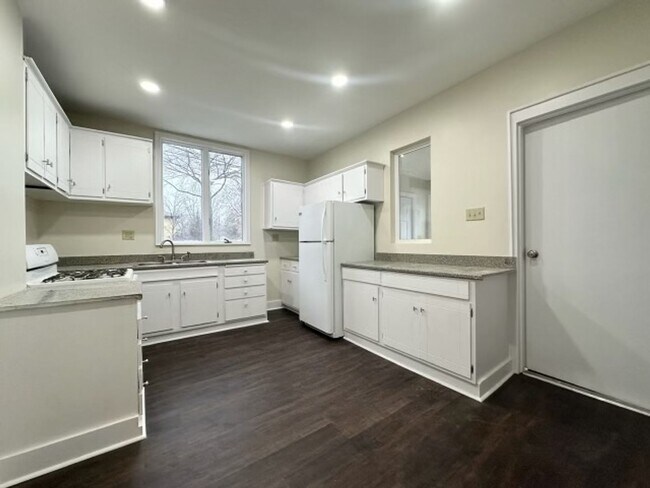 Building Photo - Spacious 4 bedroom house in Minneapolis!!