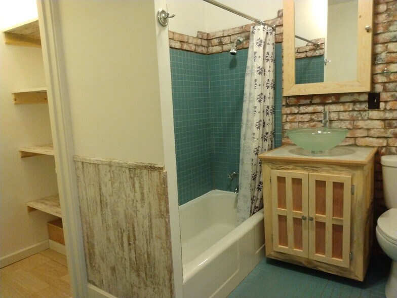 Building Photo - 715 5th Ave