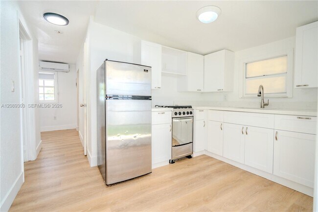 Building Photo - 27 SW 55th Avenue Rd