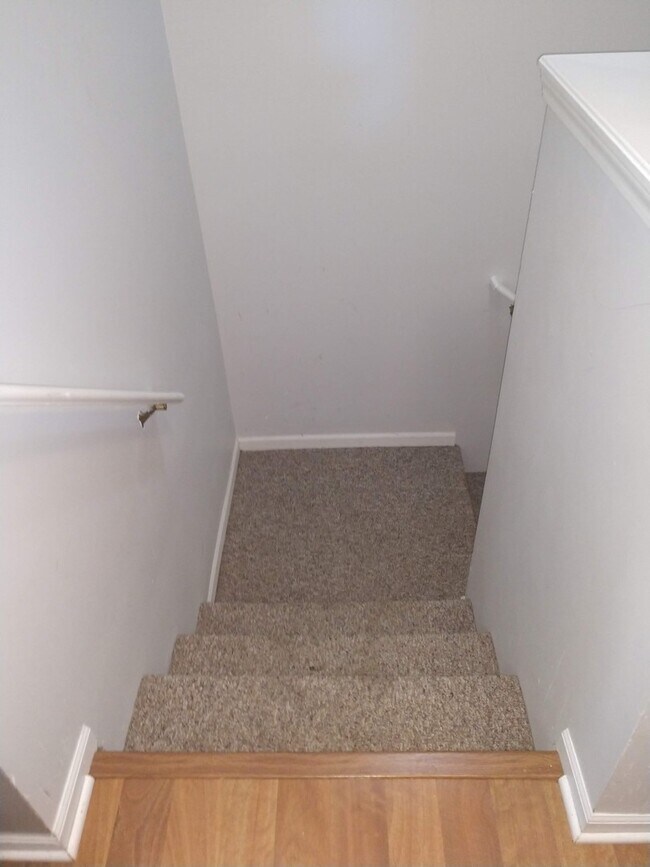 Building Photo - Upper Condo in Woodside Meadows
