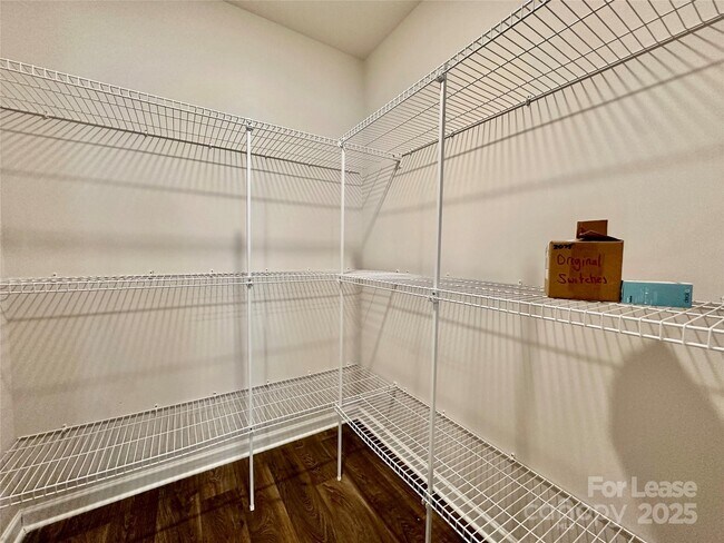 Building Photo - 1605 Blue Velvet Ln