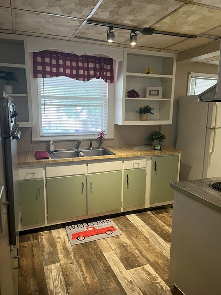 Unit 5 Kitchen - 402 S Memorial Dr