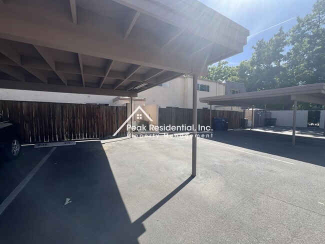 Building Photo - Spacious Carmichael 2bd/2.5ba Townhouse wi...