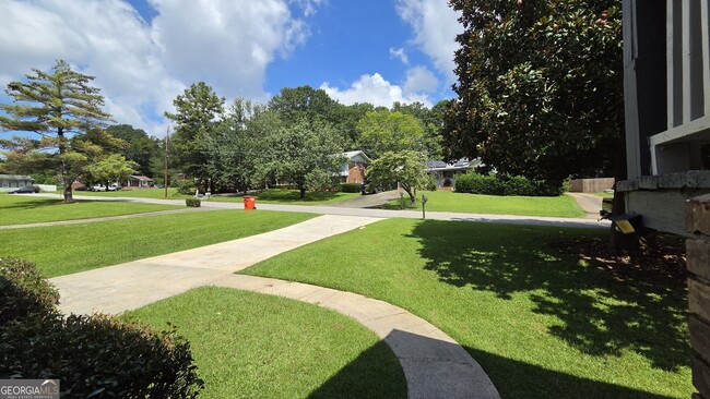 Building Photo - 715 Barnesdale Dr