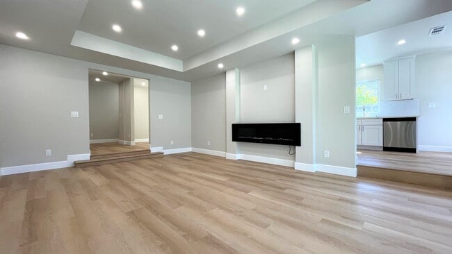 Building Photo - 3BD/2BA - Stylish Home Near Valley Fair Ma...