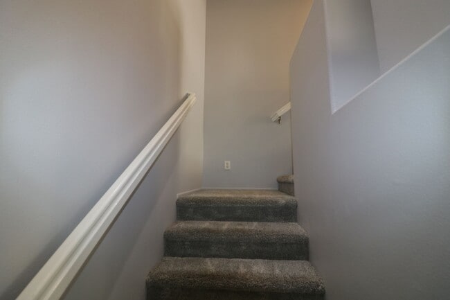 Building Photo - Townhome for Lease  in Valencia!