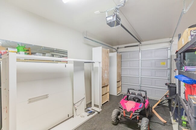 Building Photo - Modern 4 Bed 3 Bath - Pets Allowed!