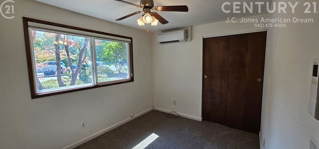 Building Photo - 3 Bed 2 Bath Home w/Attached Garage