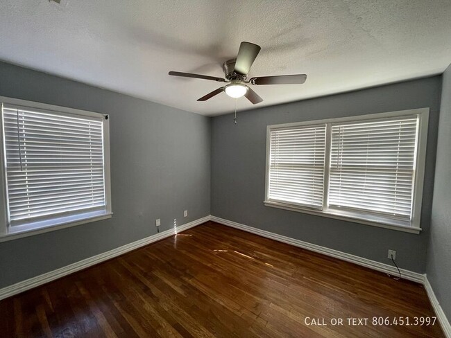 Building Photo - Cute 2/1 with hardwood floors and large ba...