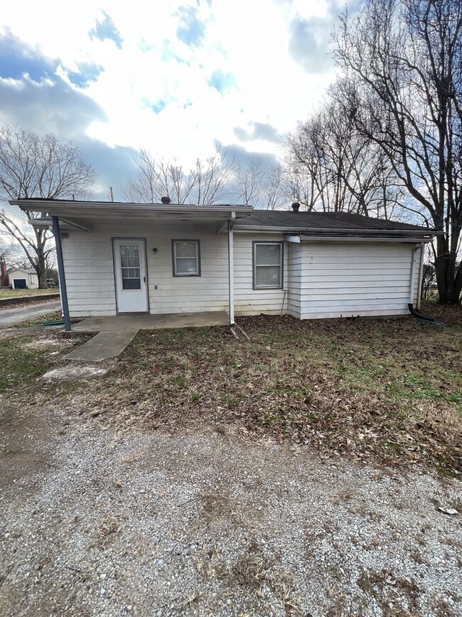 Building Photo - Three Bedroom Ranch with Fenced Yard in Ol...