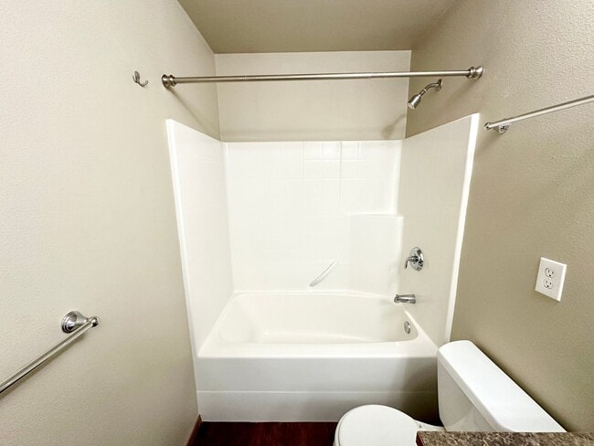 Building Photo - Spacious 3 Bedroom 2 Bathroom Home Now Available