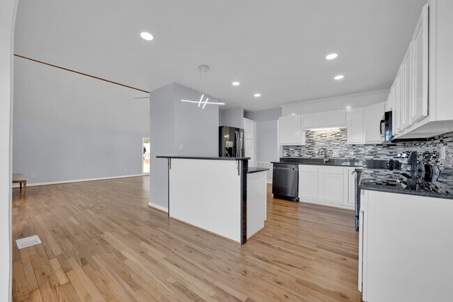 Building Photo - 294 Shades Crest Rd