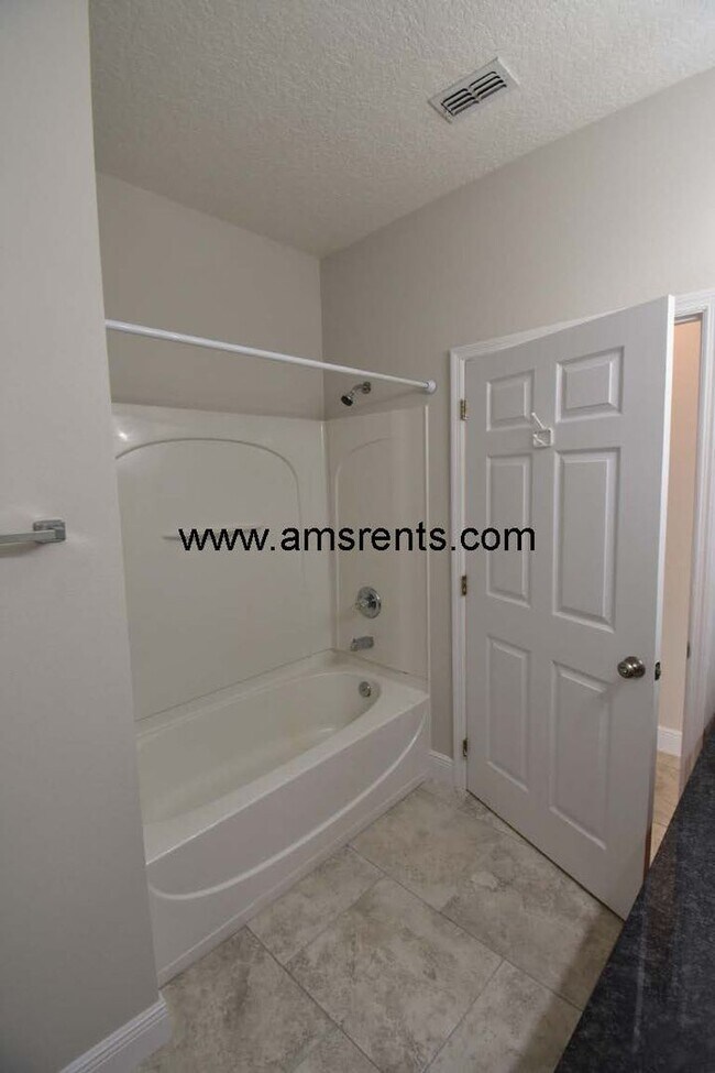 Building Photo - Spacious Pool Home in Davenport