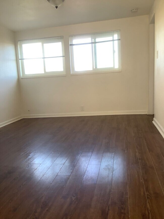 Building Photo - 1637 Truman St