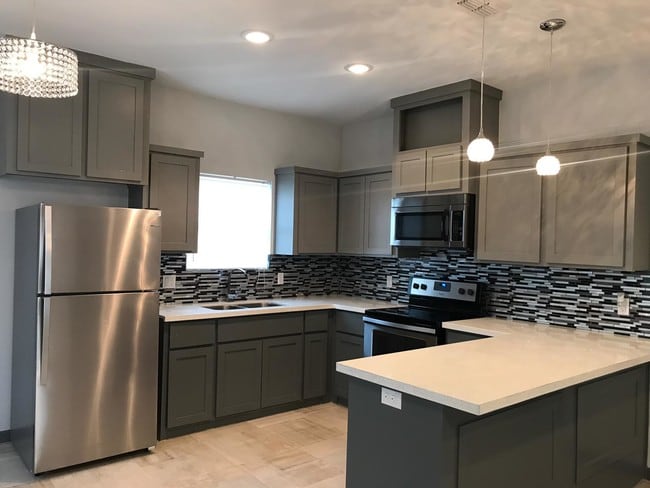 Building Photo - 904 E la Cantera Ave