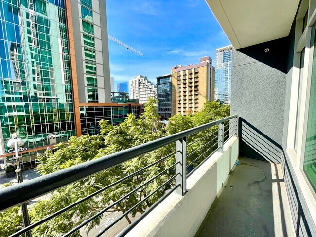 Building Photo - Renovated 2 Bedroom 2 Bathroom Condo in Li...