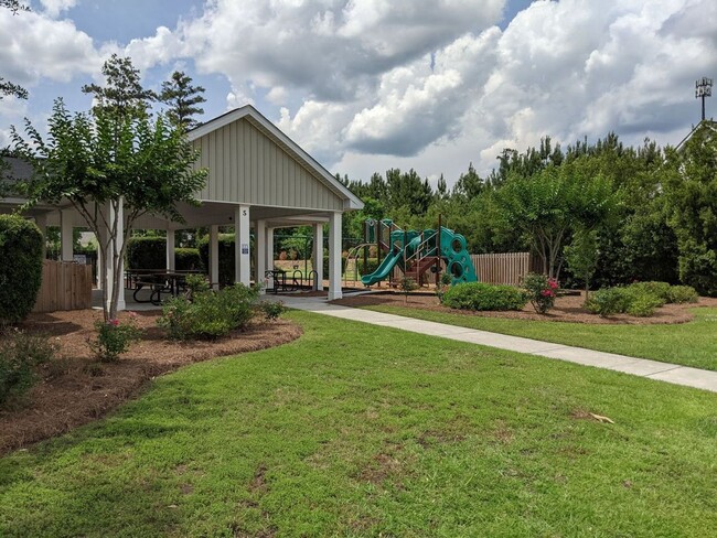 Building Photo - Available August 15th!!! $2200 a month!!!