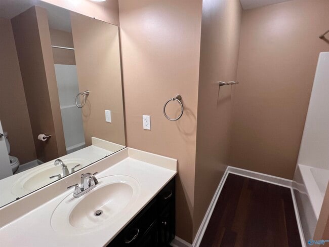 Building Photo - 110 Tudor Pl