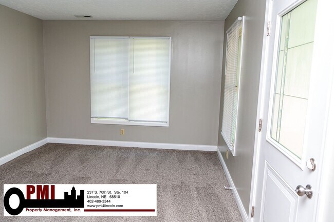 Building Photo - 3 Bedroom and 1.5 bathroom Duplex for rent