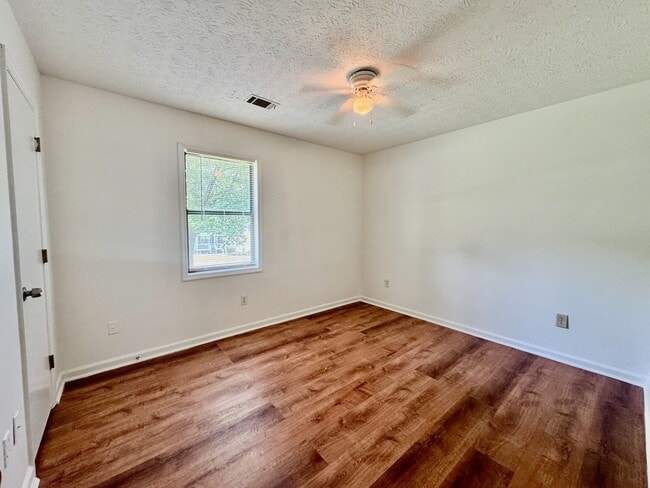Building Photo - Corner Lot - Ranch home in Powder Springs!