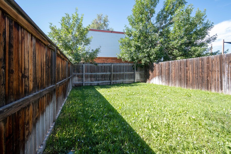 Private exclusive use yard area - 1959 Oswego St