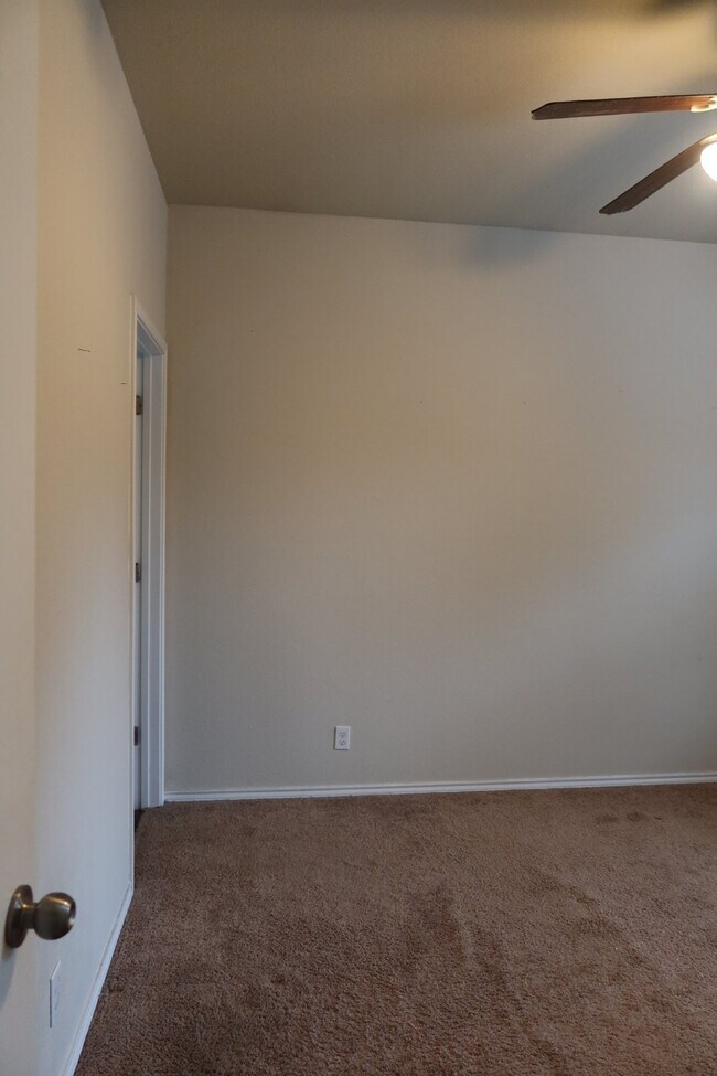 Building Photo - Now Pre-Leasing for Fall 2026–Spring 2027!