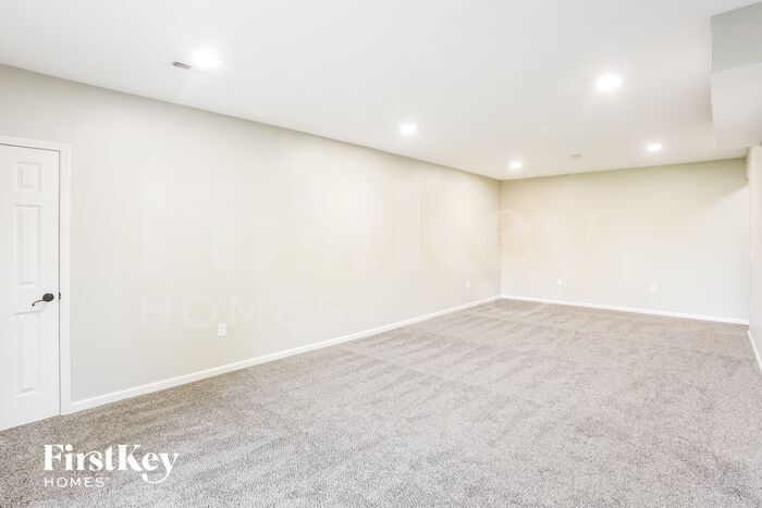 Building Photo - 911 E 8th Cir