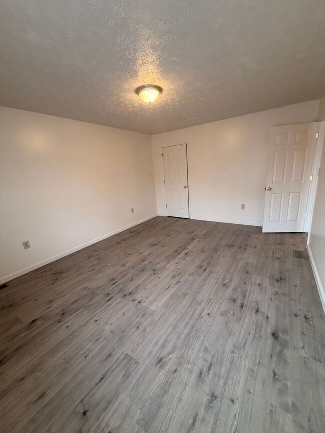 Building Photo - Spacious 3 Bedroom Duplex!