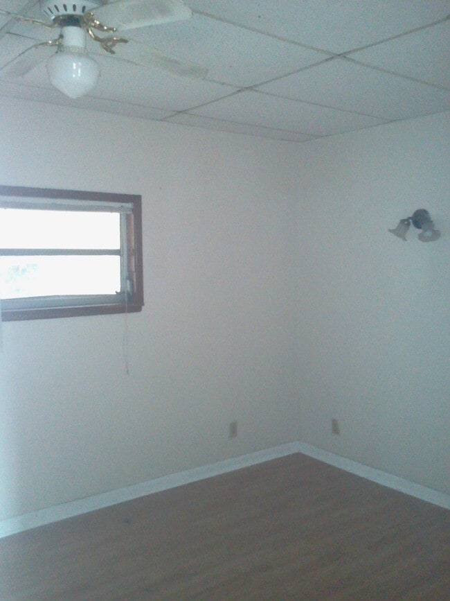 Building Photo - Cute 2BR/1BA Home w/Carport, Sun Room, Large Backyard, & Detached Utility Shed