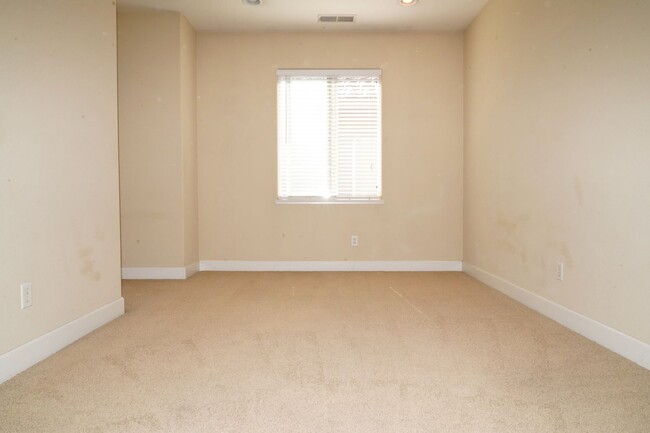Building Photo - Beautiful 4 bed/ 3.5 bath in Natomas!