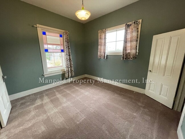 Building Photo - Beautiful Victorian Style 3-Bedroom Home C...