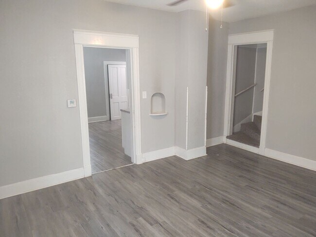 Building Photo - 3 Bedroom 1 Bathroom House W/ Bonus room &...