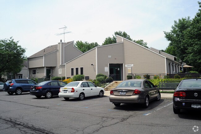 Building Photo - Squadron Gardens