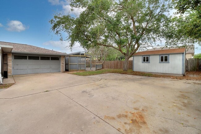 Building Photo - 3121 Seafoam Dr