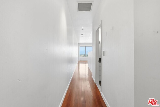 Building Photo - 1100 Wilshire Blvd